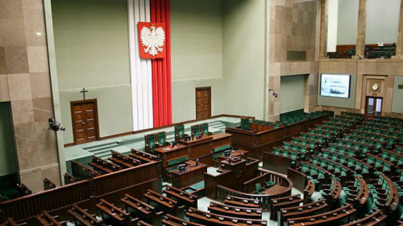 Parlamento polaco aprova plano do Governo para referendo em dia de eleições