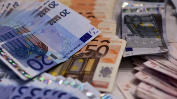 Euro cai e segue abaixo de 1,09 dólares com Fed a assinalar riscos para inflação