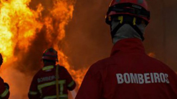 Combate a inc&ecirc;ndio em Carrazeda de Ansi&atilde;es atrasado pelos dif&iacute;ceis acessos