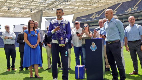 Sérgio Conceição agradece a Pinto da Costa em homenagem no Estádio do Dragão
