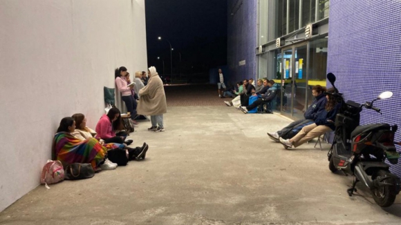 Dormem à porta da piscina. Em Ílhavo os pais fazem fila de madrugada para garantir vaga nas aulas de natação