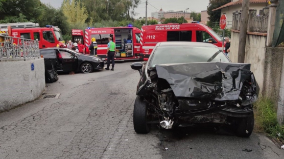 Violenta colis&atilde;o faz tr&ecirc;s feridos na freguesia de Del&atilde;es em Famalic&atilde;o