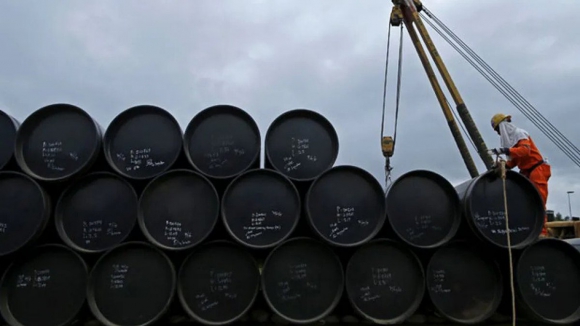Cotação do barril de petróleo ultrapassa barreira dos 90 dólares pela primeira vez em 2023