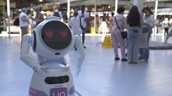 Mercado do Bolhão ao rubro. Robot que dança conquista multidões no Porto