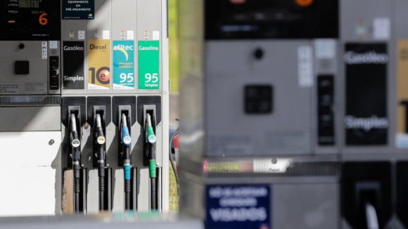 Semana começa instável no preço dos combustíveis