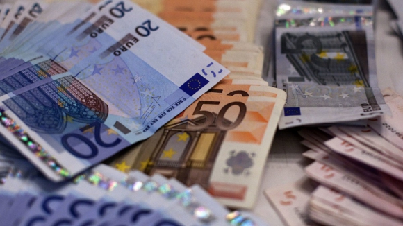 Comissão Europeia prevê inflação mais baixa, mas alerta para perda de rendimentos