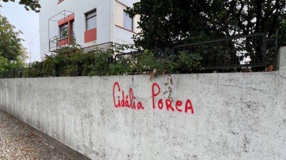 Quem é a “Cidália Porca”? Fenómeno espalhado pelas ruas do Porto gera curiosidade nas redes sociais