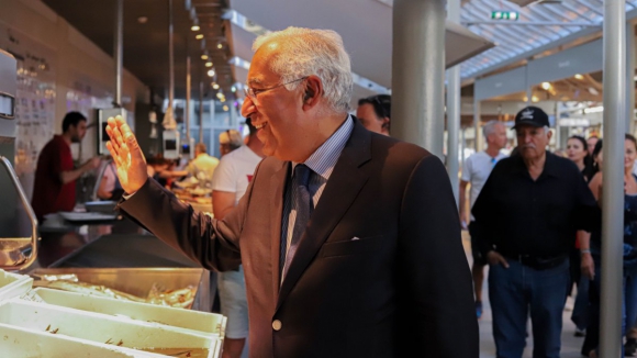 António Costa visita Mercado do Bolhão e deixa elogios ao edifício renovado