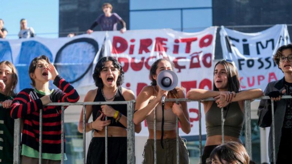 Ativistas climáticos bloqueiam entrada do Conselho de Ministros