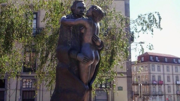 Estátua do Camilo no Porto deve ser removida após petição que invoca questões de gosto e moral