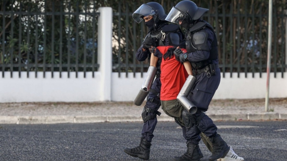 Detidos estudantes que estavam a impedir o Conselho de Ministros “pelo fim dos combustíveis fósseis”