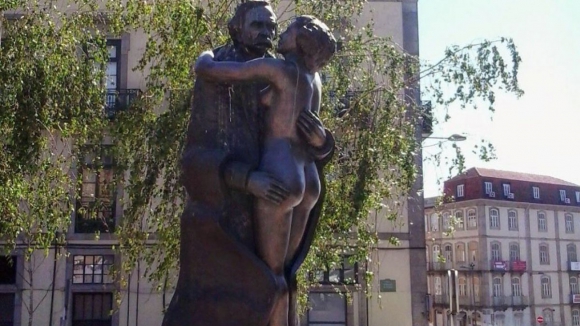 Autor da estátua de Camilo no Porto “perplexo” com atitude da autarquia para a remoção da obra