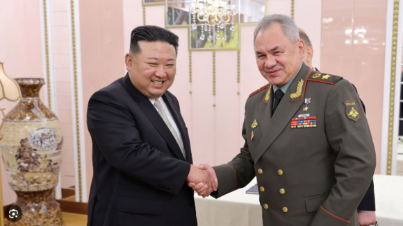 Ministro da Defesa russo mostra a Kim aviões estratégicos e mísseis hipersónicos Kinzhal