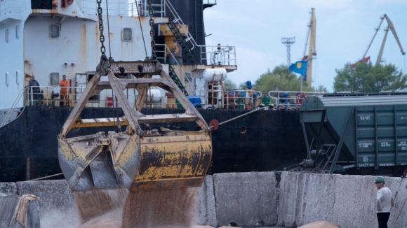 Ucrânia: Dois cargueiros civis atracaram num porto ucraniano para carregar cereais