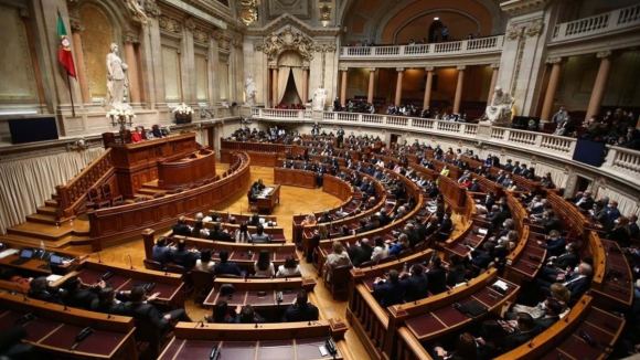 Chumbada moção de censura do Chega ao Governo com abstenção do PSD e IL a favor