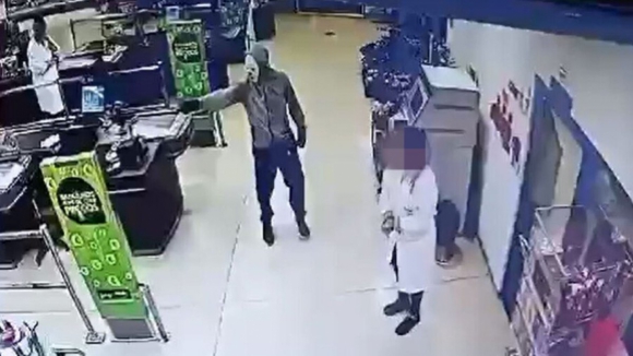 Três homens encapuzados assaltam supermercado em Lavra, Matosinhos