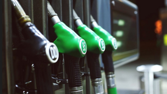 Próxima semana traz nova atualização no preço dos combustíveis. Confira as previsões