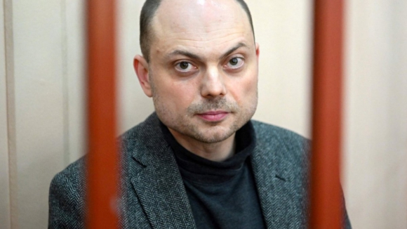 Kara-Mourza, opositor russo de Vladimir Putin, vai cumprir pena de 25 anos de prisão na Sibéria