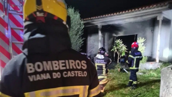 Bombeiros salvam homem que estava dentro de uma casa a arder em Viana do Castelo