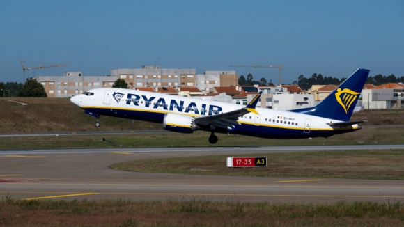 Ryanair vai cancelar voos a partir de outubro. Porto vai perder aviões