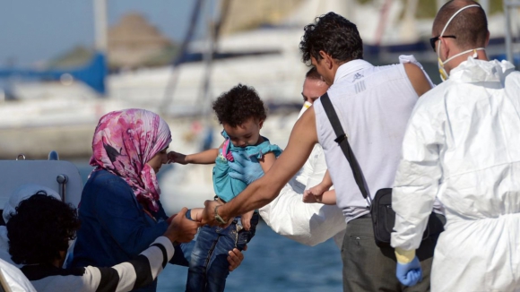 Mais de 11 mil crianças chegaram sozinhas a Itália de barco pelo Mediterrâneo este ano