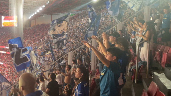 "Vence por nós". Cânticos dos adeptos do FC Porto enchem bancadas do Estádio da Luz