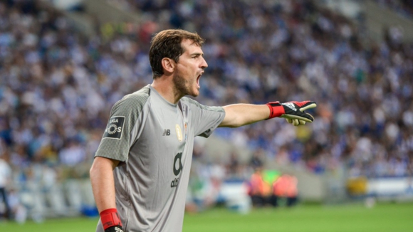 "Desastre arbitro!!". A reação de Iker Casillas ao lance que marcou a partida do FC Porto