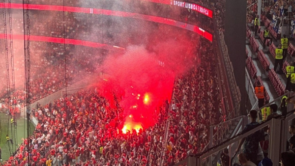 Elemento do FC Porto alvo de isqueiro no Estádio da Luz