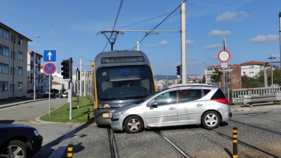 Acidente entre carro e composição de metro interrompe Linha Laranja no Porto
