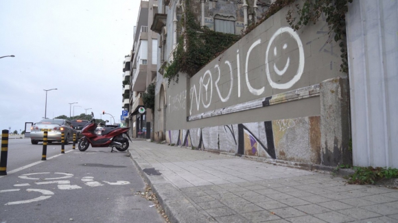 De “Réplicas” a “Nordico”. Descobrimos o autor dos grafittis misteriosos que pintam o Porto desde os anos 2000