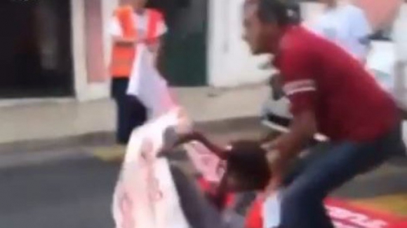 Jovens ativistas bloqueiam nova rua em Lisboa e são agredidas por um condutor 
