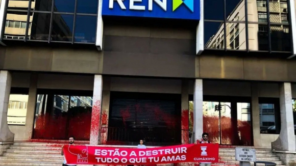 Ativistas do movimento Climáximo pintam fachada da sede da REN em Lisboa