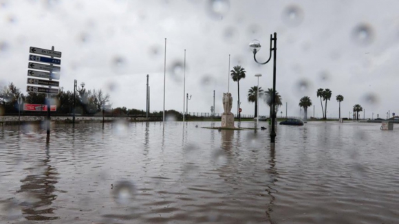 Sexta-feira 13 de azar para os fãs de calor. Chuva forte chega para ficar no final desta semana