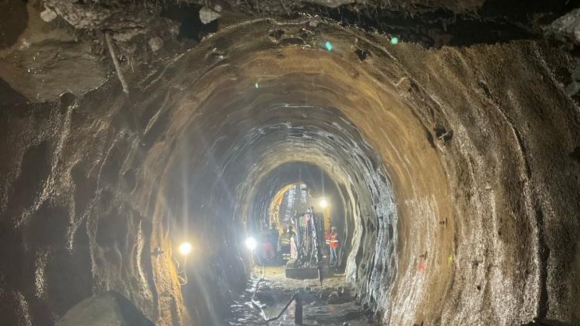 Metro do Porto divulga foto do túnel do rio da Vila escavado
