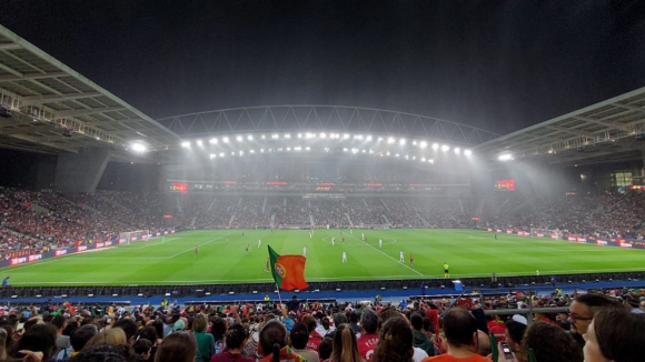 Portugal apura-se para o Euro24 em noite chuvosa no Dragão - JPN