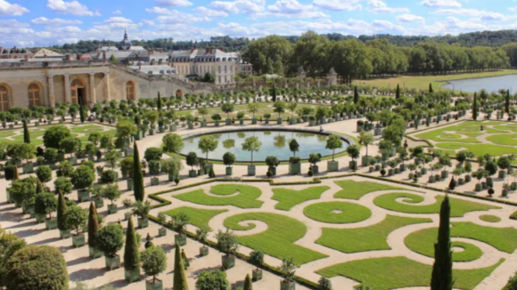 Palácio de Versailhes em França evacuado após ameaça de bomba