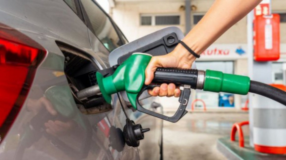 Preço dos combustíveis desce já esta segunda-feira