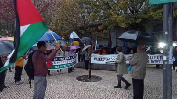 Manifestação pela libertação da Palestina reúne dezenas de pessoas no Porto 