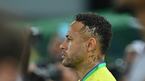 Brasileiro Neymar tem grave lesão e enfrenta longa paragem