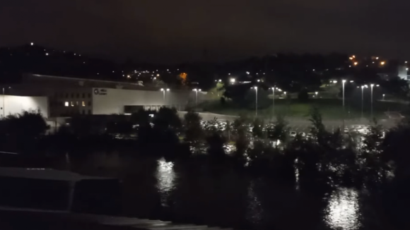 Rio Este galga margens e inunda parque de estacionamento do Fórum Braga