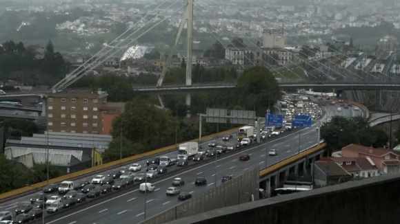 Mau tempo condiciona fortemente o trânsito no Porto