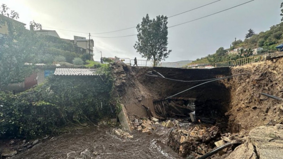 Aluimento de terra em Baião destrói ponte sobre ribeiro 