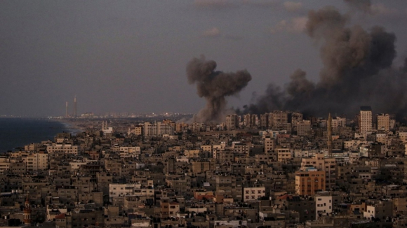 Ajuda humanitária começa a entrar em Gaza. 17 funcionários da ONU mortos