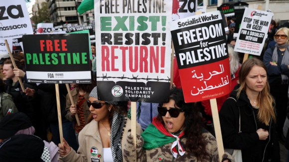 Polícia britânica confirma 100 mil pessoas em manifestação pró-Palestina em Londres