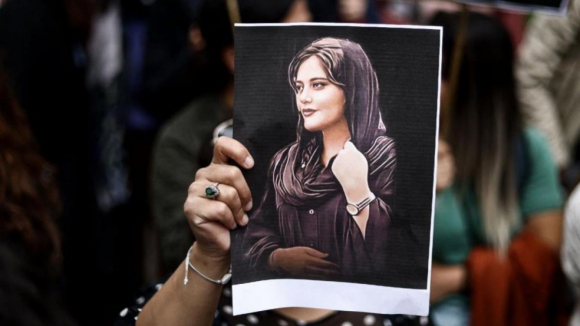 Irão condena jornalistas que noticiaram morte de Mahsa Amini