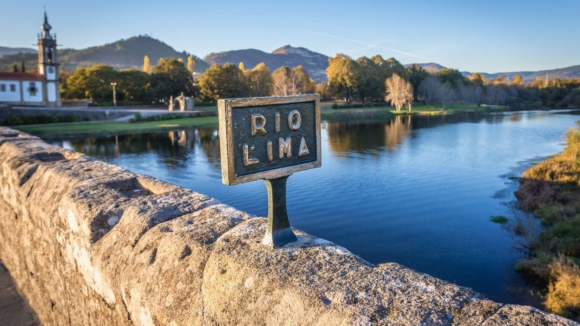 Mulher de 41 anos desaparecida em Ponte de Lima. Bombeiros fazem buscas no rio