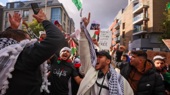 Milhares de pessoas pró-Palestina exigem em Bruxelas o fim da intervenção militar israelita em Gaza