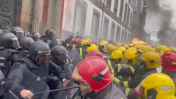 Manifestação de bombeiros galegos acaba em cena de pancadaria contra polícia 