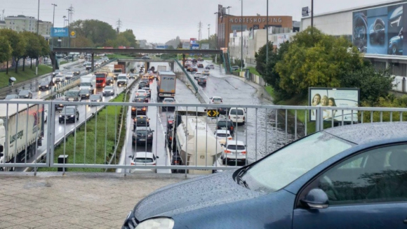 Chuva intensa no Porto volta a inundar túnel da AEP