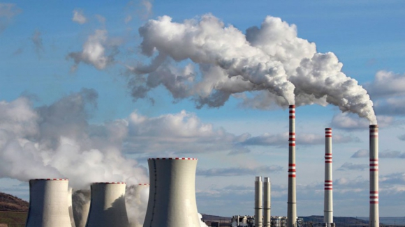 Emissões de gases poluentes recuam 2% em 2022 na União Europeia